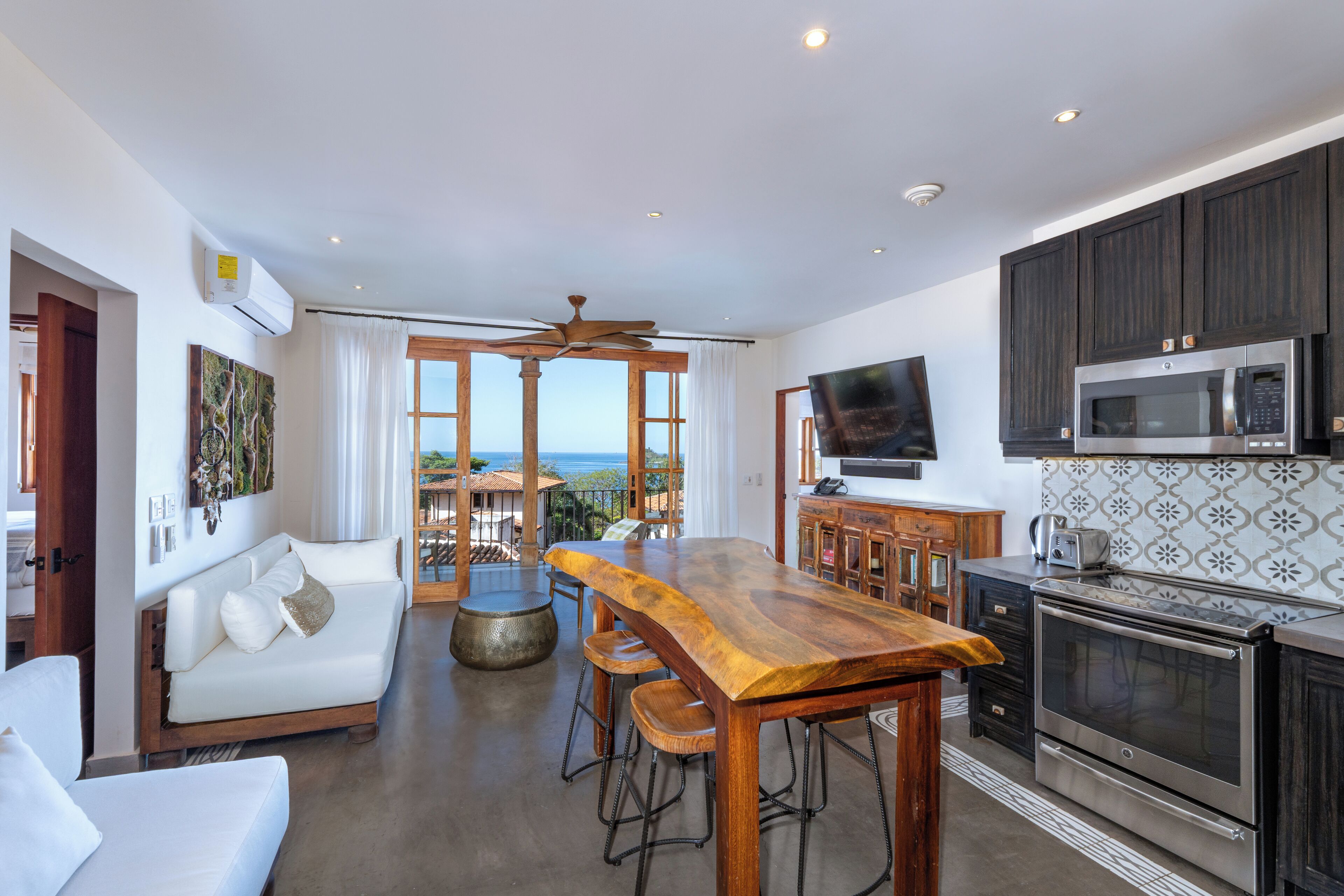 Deluxe Apartment, Multiple Beds, 2 Bathrooms, Ocean View (32 Plaza Central | 2 BR | 2 BA) | Living area