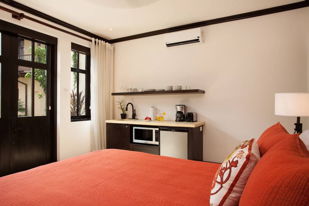Monolocale Deluxe, 1 letto queen, angolo cottura, vista cortile (22 Calle La Ronda | 1 BR | 1 BA) | 1 camera, biancheria da letto di alta qualità, una cassaforte in camera