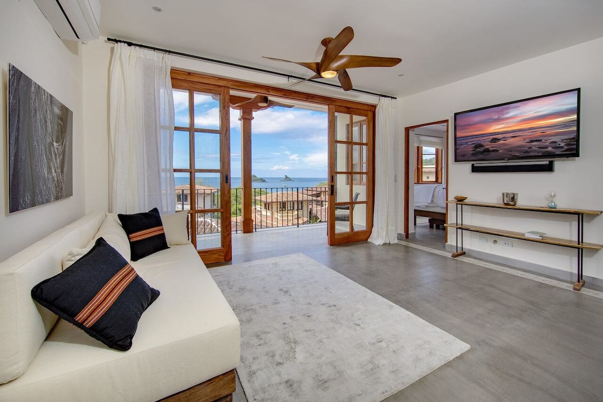 Appartamento Deluxe, letti multipli, 2 bagni, vista oceano (32 Plaza Central | 2 BR | 2 BA) | Area soggiorno