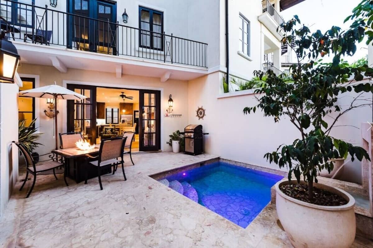 Appartamento Deluxe, letti multipli, piscina privata (18 Avenida La Antigua | 2 BR | 2 BA) | 1 camera, biancheria da letto di alta qualità, una cassaforte in camera