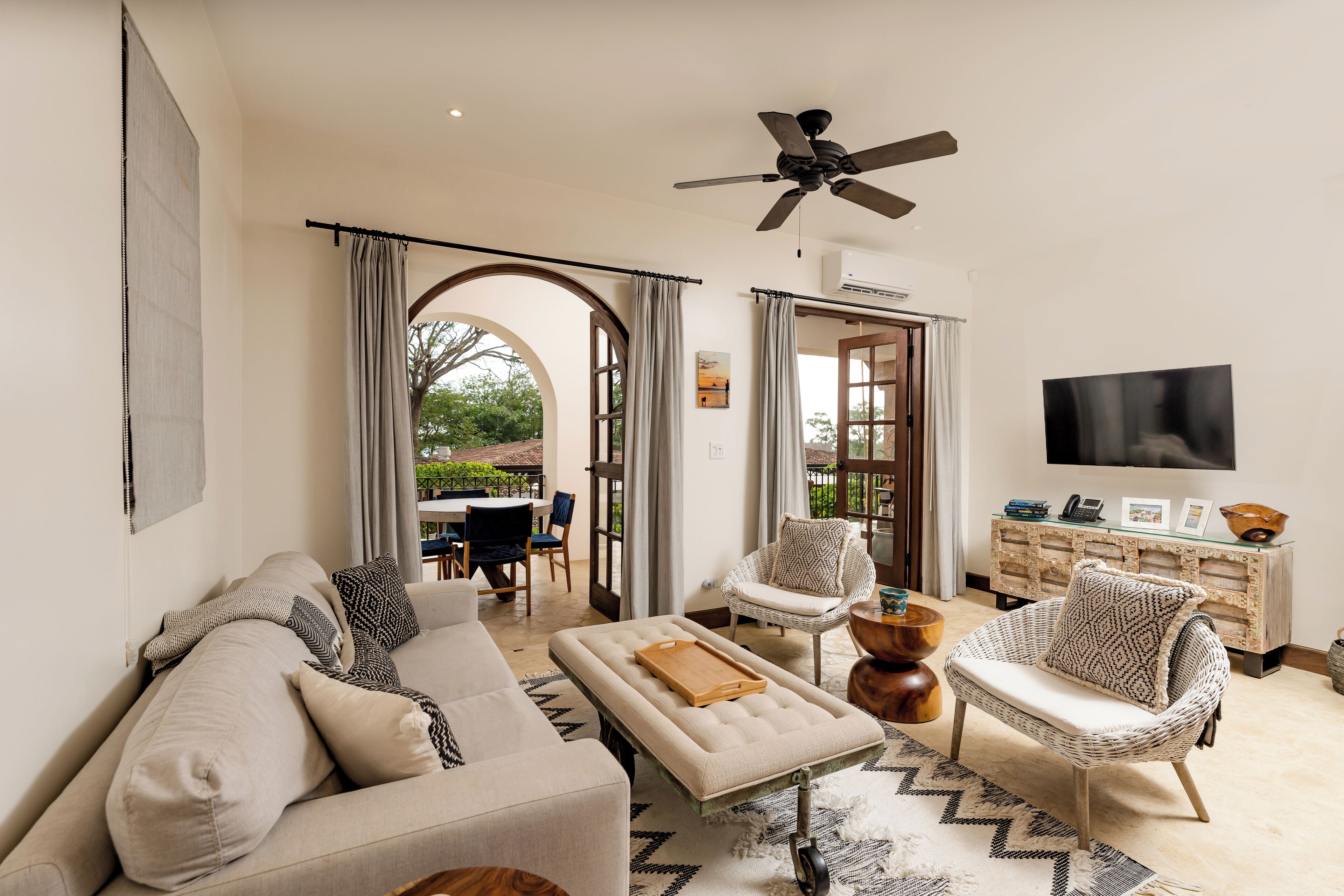 Deluxe-Apartment, Mehrere Betten, Terrasse, Stadtblick (14 Plaza Mercado | 2 BR | 2 BA) | Wohnbereich