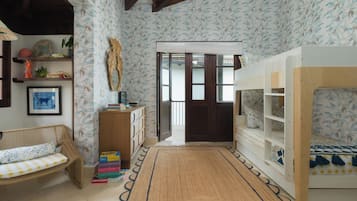 Deluxe-Stadtwohnung, Mehrere Betten, eigener Pool, Stadtblick (16 Calle La Ronda | 3 BR | 4 BA) | 1 Schlafzimmer, hochwertige Bettwaren, Zimmersafe, individuell dekoriert