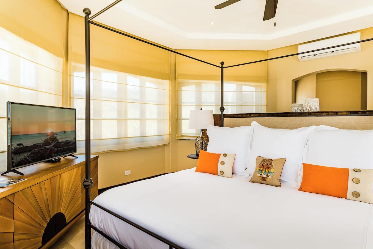 Monolocale Deluxe, 1 letto king, balcone, vista città (20 Plaza Carlota | 1BR | 1 BA) | 1 camera, biancheria da letto di alta qualità, una cassaforte in camera
