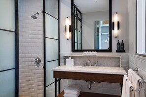 Habitación Deluxe, 1 cama de matrimonio grande (Santarena Hotel Plaza Balcony Room) | Baño | Ducha, artículos de higiene personal gratuitos y secador de pelo