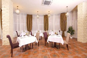 每日供應自助早餐 (每人 RUB600)