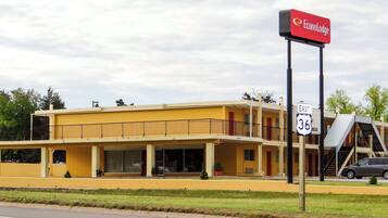 Situated near a scenic route, this motel offers a convenient stay with a balcony overlooking the surrounding area.