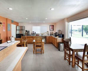 Free continental breakfast 