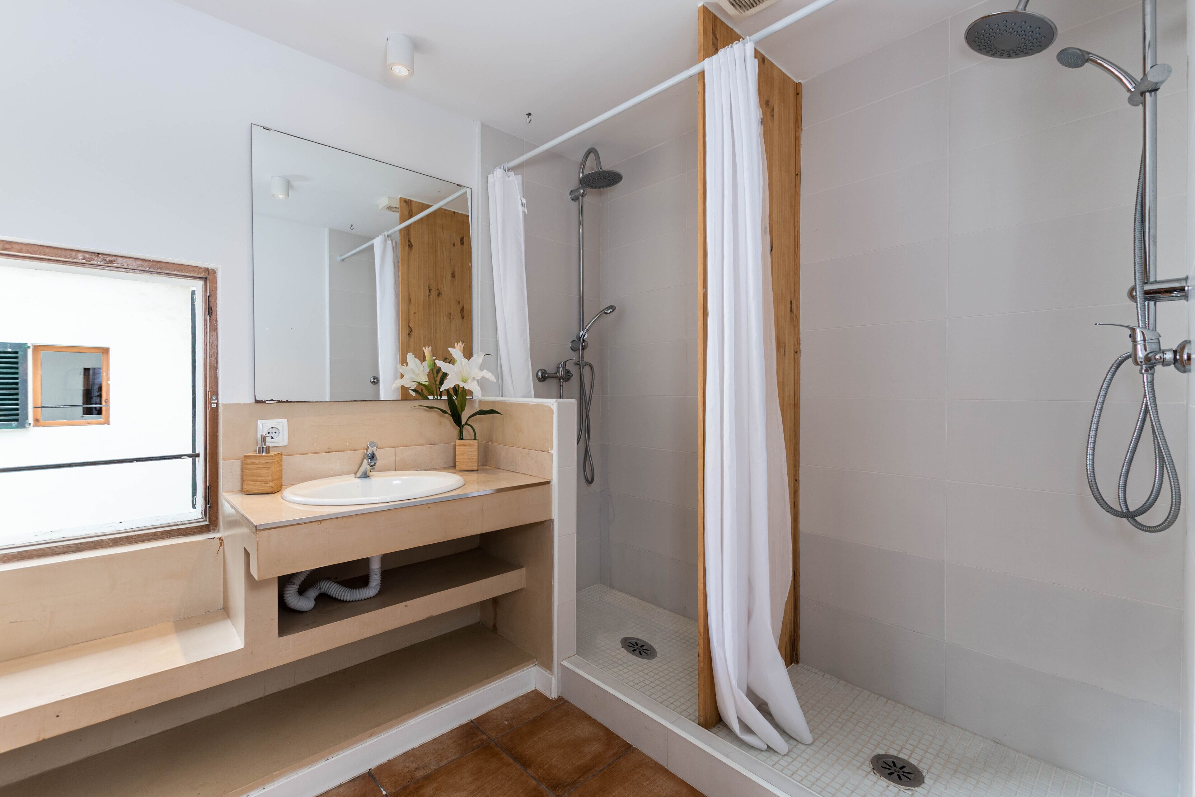 Een douche, handdoeken