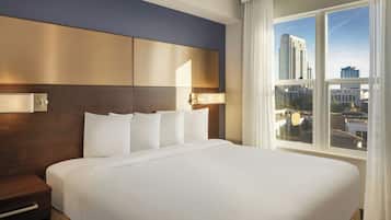 Een bureau, verduisterende gordijnen, een strijkplank/strijkijzer