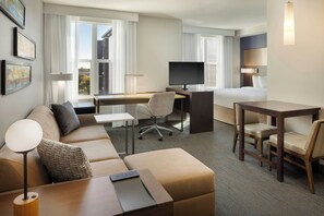 Studio, 1 kingsize-seng med sovesofa | Oppholdsrom | En 40-tommers LED-TV med kabel-kanaler samt TV