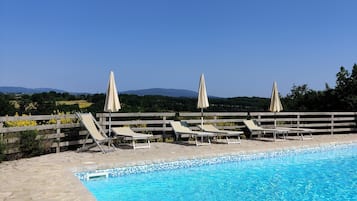 Piscina stagionale all'aperto, ombrelloni da piscina, lettini