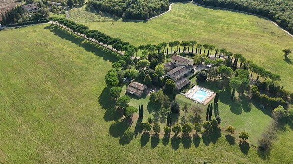 An aerial view of a property with a swimming pool, surrounded by trees and a large lawn. - Agriturismo Nerbona (Colle di Val d'Elsa)