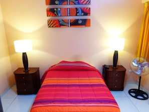Desk, free WiFi - HOTEL CHALLACA (Ica)