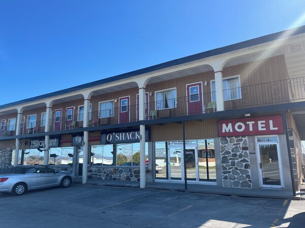 Hotel Motel Le Château - Lac-Mégantic