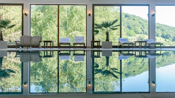 Piscine couverte, piscine extérieure, chaises longues