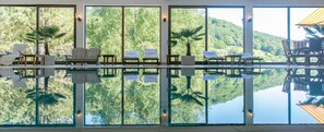 Innenpool, Außenpool (je nach Saison geöffnet), Sonnenschirme