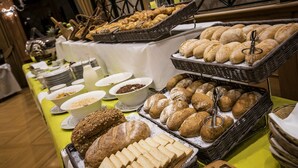 A buffet table with various breads and pastries. - Hôtel Eden au Lac (Echternach)