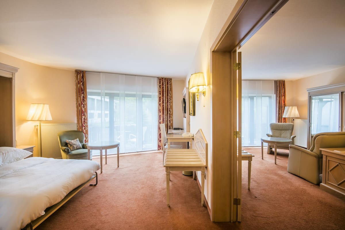 family room, balcony, park view | 1 bedroom, minibar, in-room safe, desk