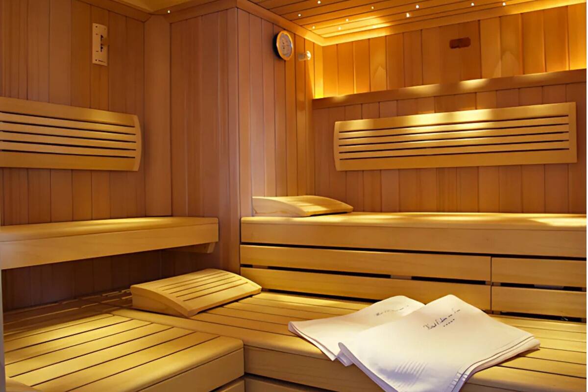 Dobbeltrom (Private Sauna) | Minibar, safe på rommet, skrivebord og blendingsgardiner