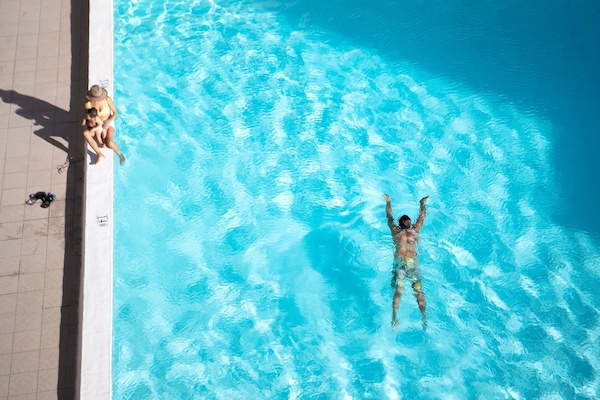 Kolam renang terbuka, kerusi lepak pantai