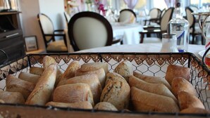 A dining area with a basket of baguettes. - Hotel Restaurant L'Esturgeon (Poissy)