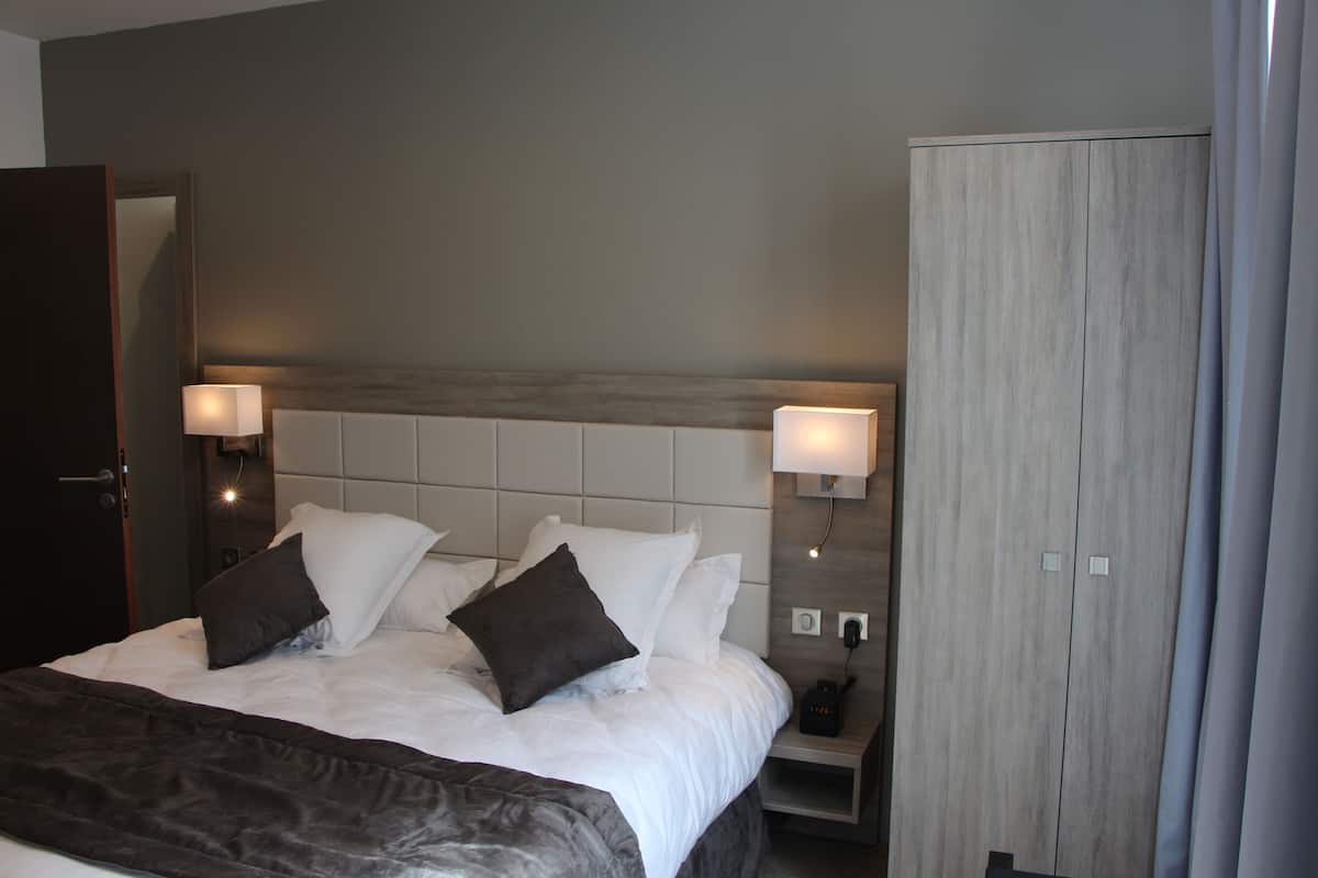 Premium bedding, minibar, in-room safe, desk