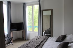 Habitación doble superior | Ropa de cama de alta calidad y minibar