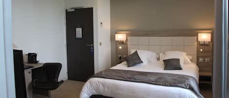 Classic Double Room, River View (7)