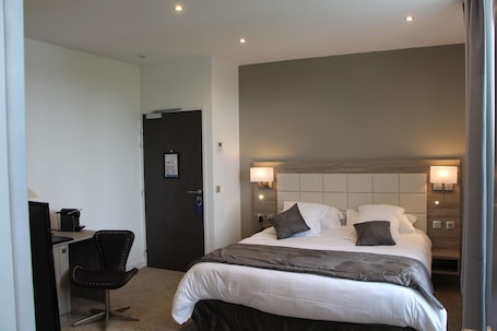 Ropa de cama de alta calidad y minibar . Hotel Restaurant L'Esturgeon