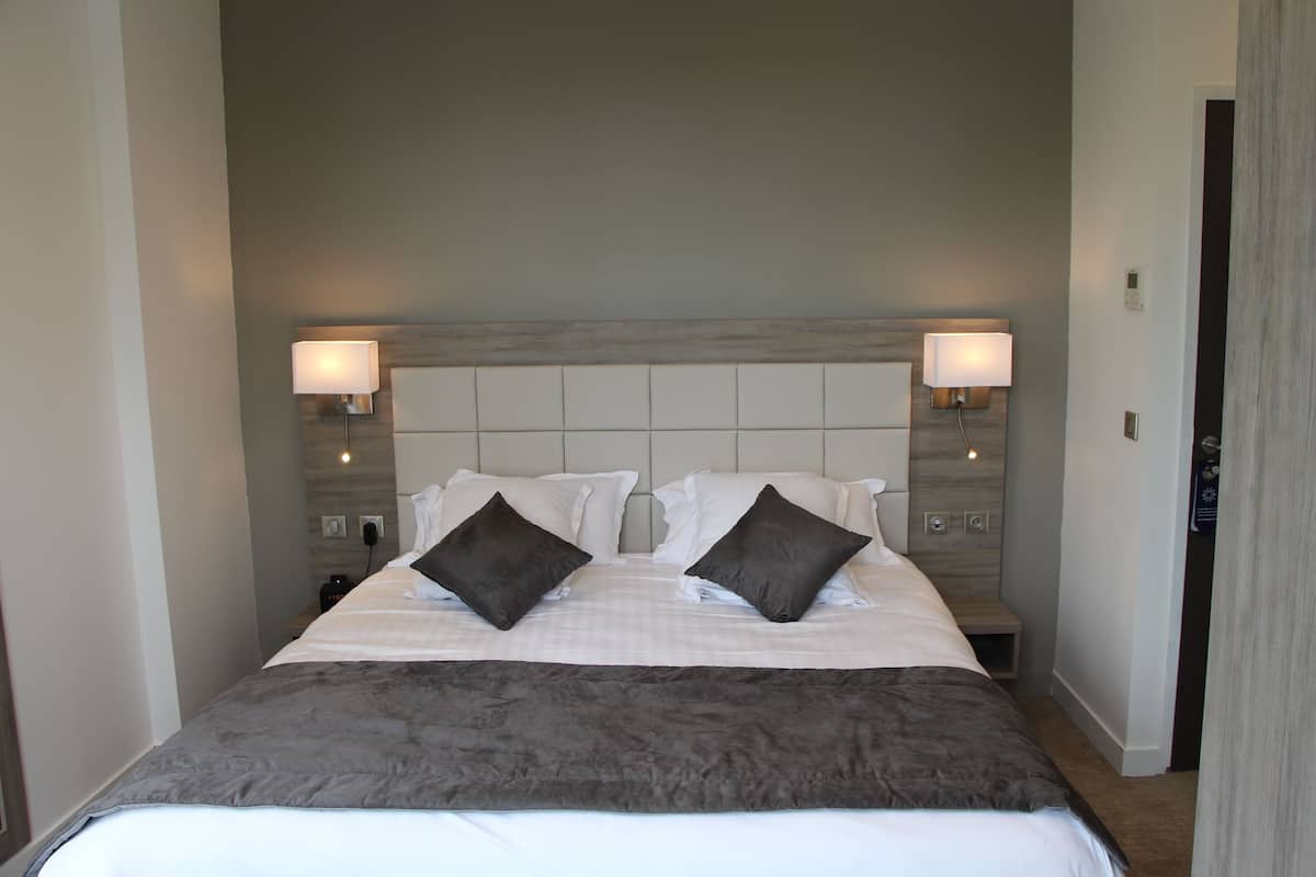 Premium bedding, minibar, in-room safe, desk