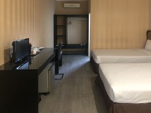 Desk, free WiFi, bed sheets - Hotel Sinar 3 (Sidoarjo)