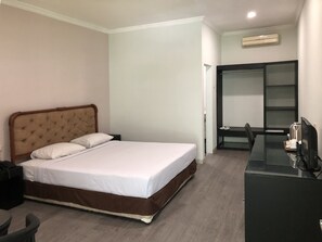 Superior Double Room | Desk, free WiFi, bed sheets - Hotel Sinar 3 (Sidoarjo)