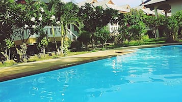Hồ bơi ngoài trời