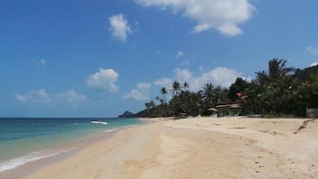 En la playa y toallas de playa
