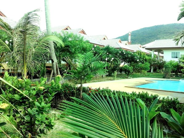Una piscina al aire libre