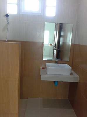Douche, articles de toilette gratuits, serviettes fournies