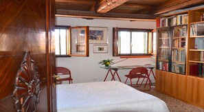 Quarto casal standard | Escrivaninha, camas extras/dobráveis (sobretaxa), Wi-Fi de cortesia