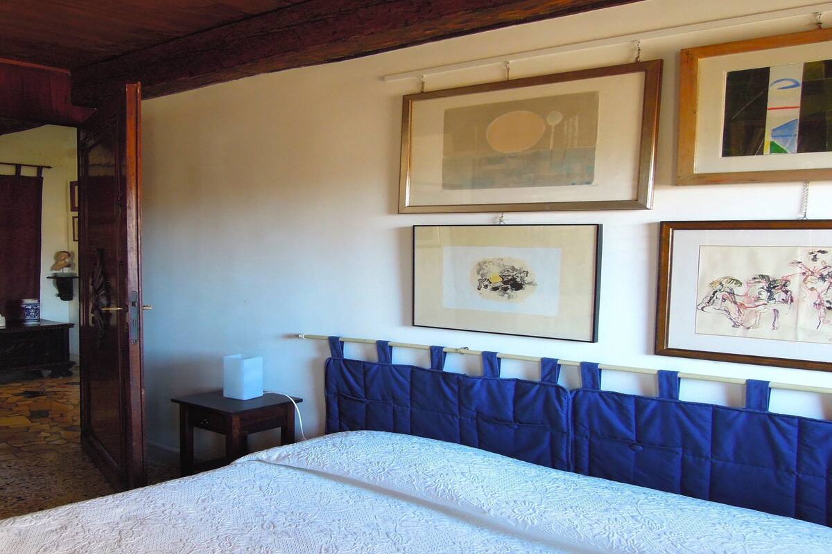 Quarto casal standard | Escrivaninha, camas extras/dobráveis (sobretaxa), Wi-Fi de cortesia
