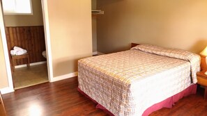Phòng, 1 giường cỡ queen | Bàn, bàn ủi/dụng cụ ủi quần áo, giường gấp/giường phụ (phụ phí)