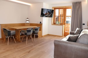 Appartement, 2 chambres | Aire de séjour