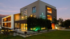 Un edificio moderno de dos plantas con un letrero que dice "ESSENCE living".