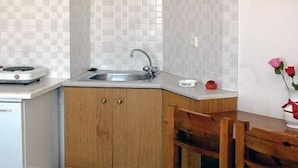 Standard Room, Sea View | Private kitchenette | Fridge, electric kettle - Malvasia Corner Studios (Monemvasia)