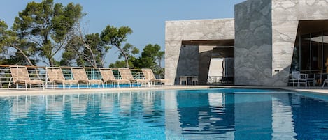 Een binnenzwembad, 3 buitenzwembaden en zwembadcabana's (toeslag)