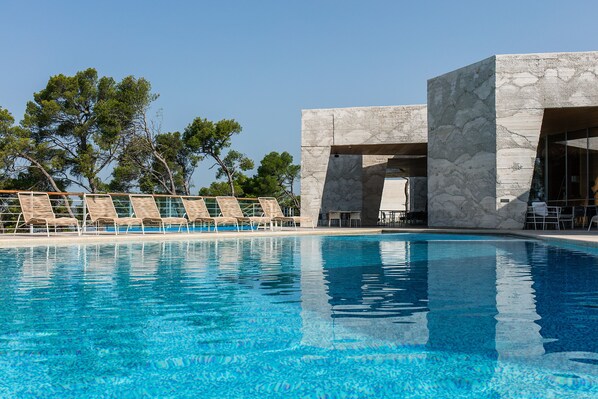 Una piscina techada, 3 piscinas al aire libre