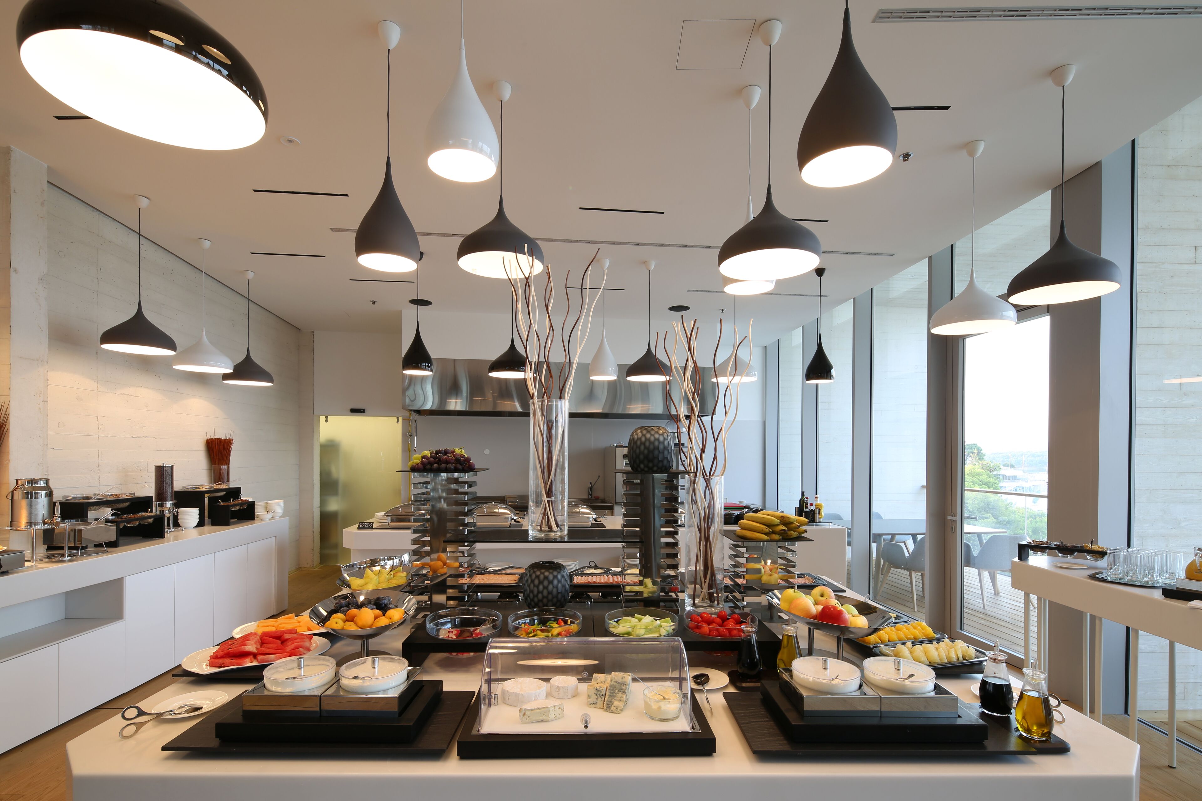 Een buffet met diverse gerechten en een helder zicht op de keuken.