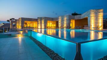 Alberca techada, 3 albercas al aire libre y camas balinesas (con cargo)