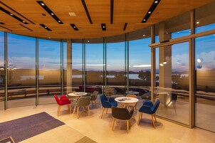 4 bares o lounges, 2 bares junto a la alberca 