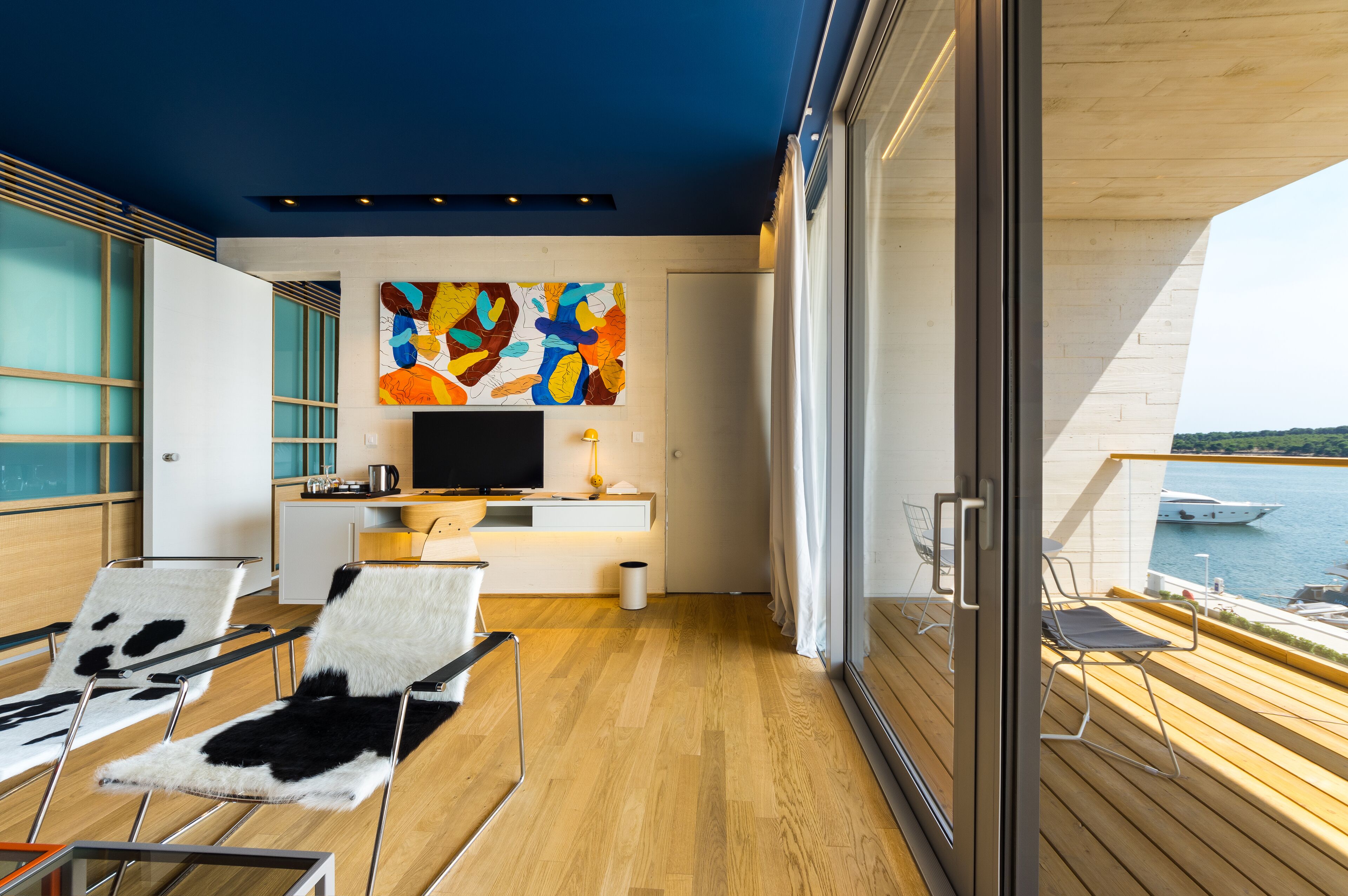 premium suite | premium bedding, minibar, in-room safe, desk