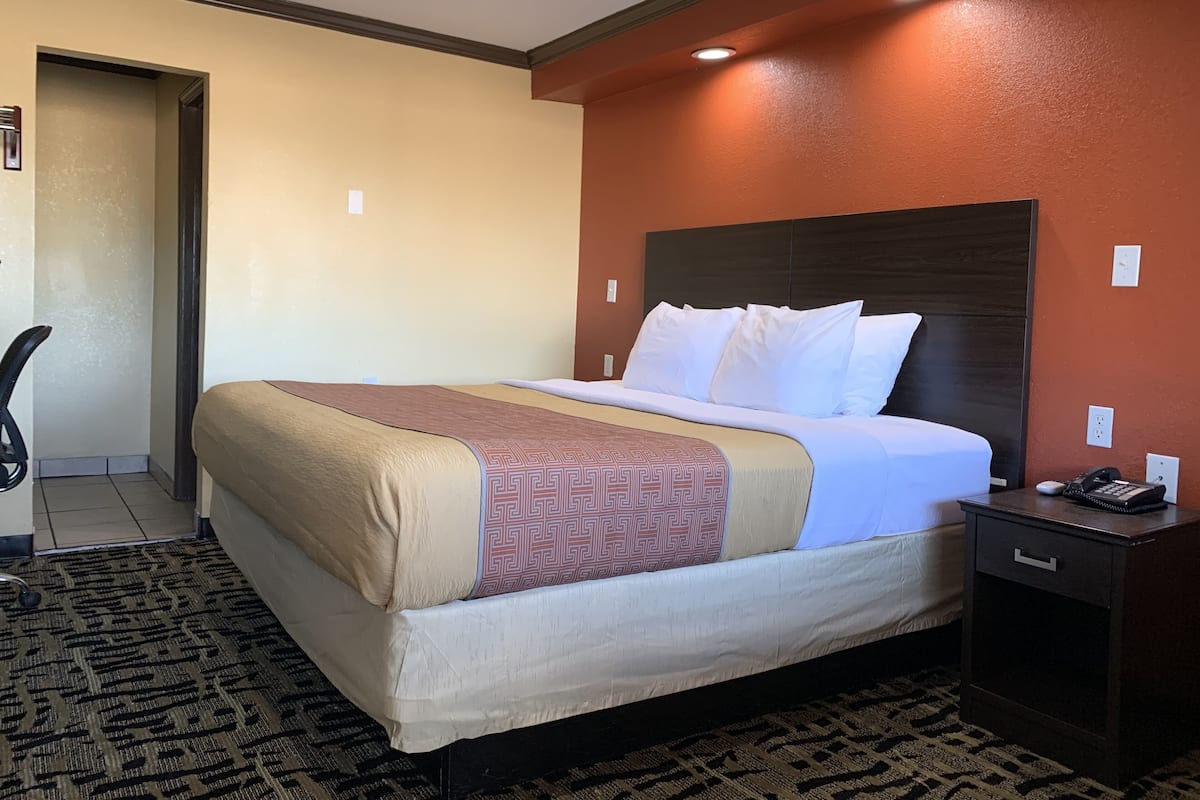 Standard Single Room, 1 King Bed | Iron/ironing board, WiFi (free), bed sheets