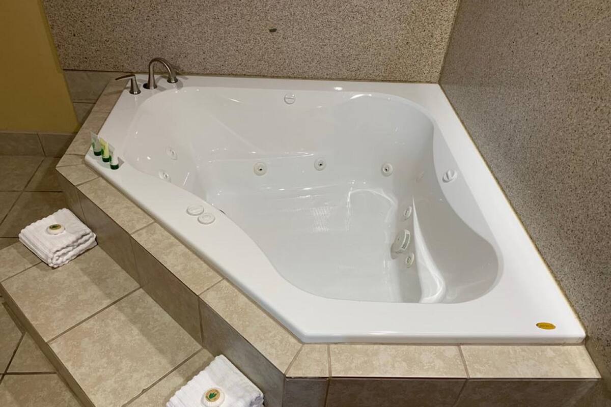 Private spa tub